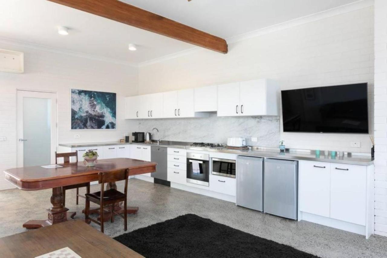 Upscale Cliffside Studio With Ocean Views North Bondi シドニー エクステリア 写真