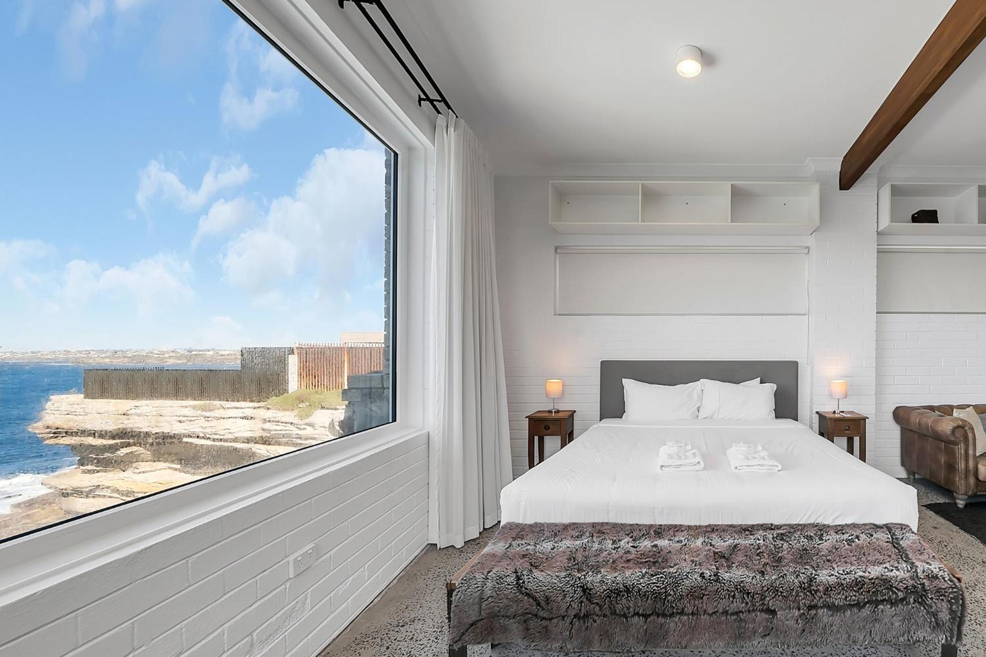 Upscale Cliffside Studio With Ocean Views North Bondi シドニー エクステリア 写真